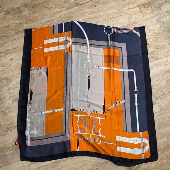 Scarf - Large unbranded silk feeling scarf/shawl - Picture 3 of 8